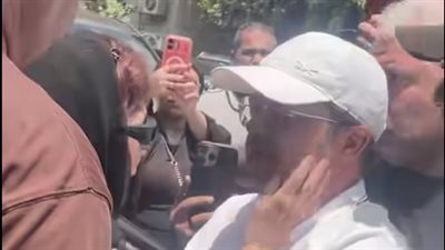 لبلبة وهاني رمزي يساندون محمد هنيدي في وداع شقيقه (صور)