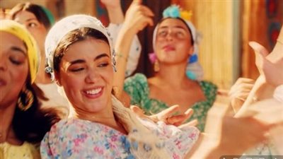 دكتورة وملكة جمال.. من هي لجين خليفة بطلة كليب «لولا البنات» ؟ (صور)