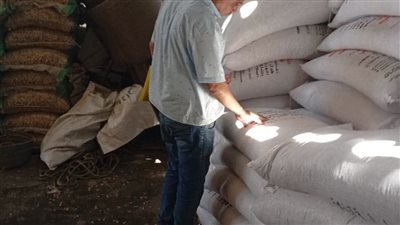 تفاصيل ضبط أطنان من المواد الغذائية مجهولة المصدر ودقيق وسلع تمونينة بالغربية