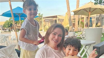 برفقة أولاد شقيقها.. إلهام شاهين تستمع بالاجازة الصيفية في الساحل (صور)