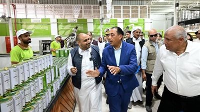 رئيس الوزراء يتفقد معصرة زيتون في مطروح بطاقة إنتاجية 80 طنًا يوميًا وتوفر 150 فرصة عمل