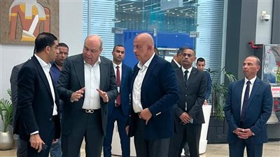 وزير الطيران خلال جولته بمطار العلمين