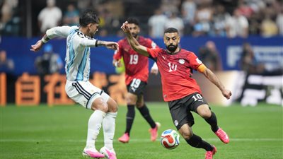 محمد صلاح ضد باريديس فى لقطة من مواجهة كأس العالم