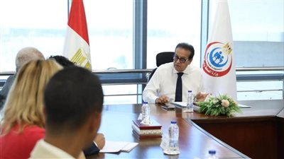 وزير الصحة مع الأهلية هيلث كير 