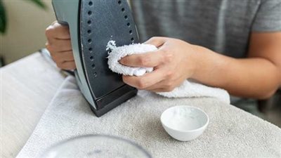 طريقة تنظيف المكواة من البقع والحروق
