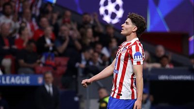جوليان ألفاريز يعود إلى تدريبات أتلتيكو مدريد استعدادًا للموسم الجديد