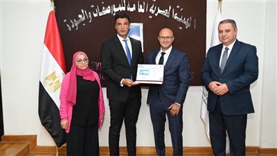 وزير الصناعة يسلم بطاقة كفاءة الطاقة لـ«مان إيست»