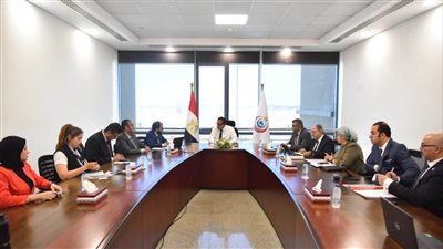 وزير الصحة يبحث مقترح شراكة لإدارة وتشغيل مركز المعايرة والاختبار بمعهد ناصر
