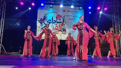 أطفال الأنفوشي وشعبية المنيا يقدمان ألوانا من الفلكلور المصري في 