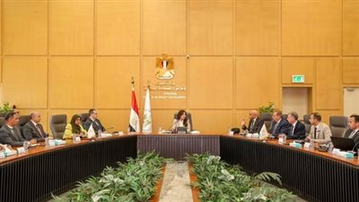 وزيرة الإسكان تبحث تطوير منظومة النقل المستدام بالمدن الجديدة وتوفير 200 مركبة جديدة
