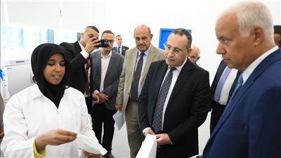 أحدث الأجهزة والتقنيات بمعامل طب الأسنان.. وزير التعليم العالي يتفقد جامعة العلمين الدولية