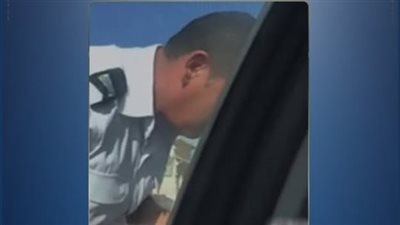 قديم وتم إنهاء خدمته.. حقيقة فيديو تجاوز فرد شرطة مع سائح بجنوب سيناء