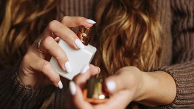 خبراء يحذرون من رش العطر على الرقبة قبل الخروج مباشرة