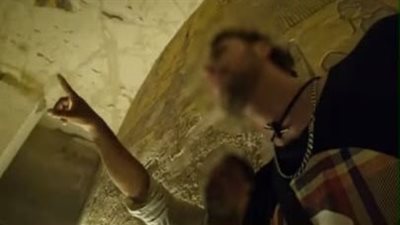 فيديو يفضح حارسين سمحا لسائح بدخول منطقة أثرية مغلقة بمقابل مالي في الأقصر