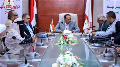 محافظ سوهاج يسلم 20 رأس ماشية ومليون جنيه للأسر الأولى بالرعاية