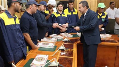 بالصور..محافظ المنوفية يوزع حلوى المولد ومساعدات عينية وبونات مواد غذائية على عمال النظافة