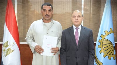 بالصور..محافظ الغربية يُسلّم 5 عقود تقنين لأراضي أملاك الدولة للمستفيدين 