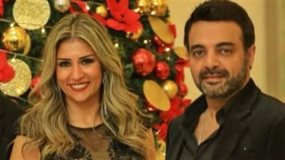 عمرو محمود ياسين يدعو لزوجته 