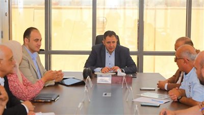 محافظ دمياط يوجه بالتنسيق بين شركات المرافق والجهات التنفيذية لحماية الشبكات والطرق