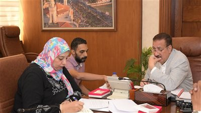 محافظ بورسعيد يواصل لقاءاته الجماهيرية.. شكاوى المواطنين على مائدة المحافظ 