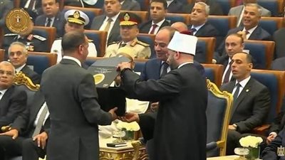 خلال احتفال المولد النبوي.. وزير الأوقاف يهدي السيسي إصدارات الشمائل النبوية 