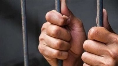 متهم خلف القضبان 