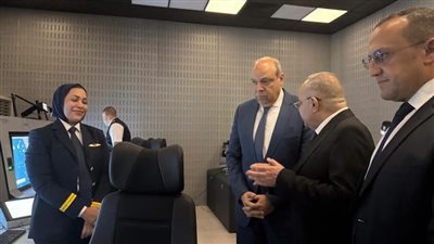 وزير الطيران يتابع التشغيل التجريبي للأنظمة الرادارية الحديثة ببرج المراقبة الجوية بمطار القاهرة