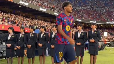شعار مصر للطيران يظهر في استاد Spotify Camp Nou خلال مباراة برشلونة 