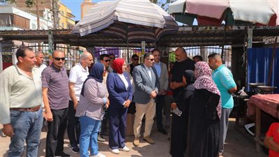محافظ دمياط يستمع لمطالب البائعين والمواطنين ويبحث تنظيم السوق ورفع كفاءته