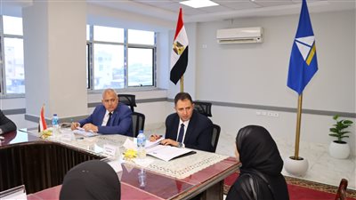 من داخل الوحدة المحلية بدمياط..محافظ دمياط يستمع للمواطنين ويوجه بسرعة بحث مطالبهم