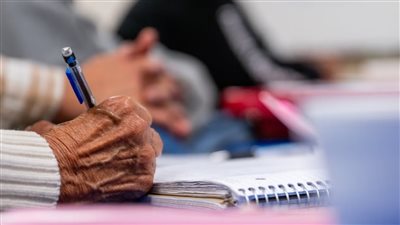 علماء يدعون إلى الكتابة اليدوية بدلا من الكمبيوتر