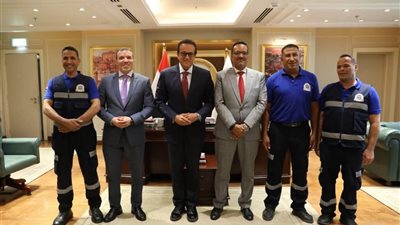 وزير الصحة يُكرم أبطال الإسعاف لإنقاذهم حياة أب 