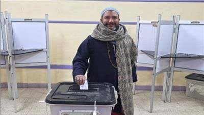 النائب مصطفى أبو دومة ينهي أزمة فتح قاعة جديدة لرياض الأطفال بمدرسة كوم العرب للغات