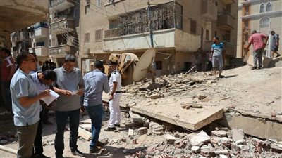 نائب المحافظ على رأس فرق الإنقاذ موقع انهيار عقار عزبة شاهين