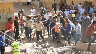 إخلاء احترازي للعقارات المجاورة لعقار المنيا المنهار.. والمحافظ يوجه برفع الأنقاض
