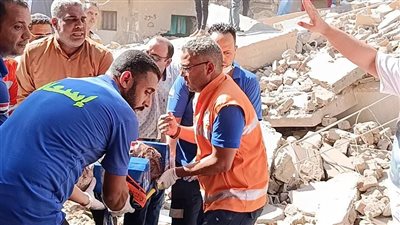 استمرار رفع أنقاض عقار المنيا المنهار.. إنقاذ طبيبة والبحث عن والدتها ومفقودين