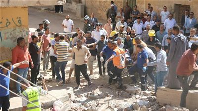 تحطم 3 سيارات وإخلاء المنازل المجاورة بعد انهيار منزل شاهين بالمنيا 
