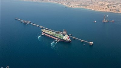 انفجارات تهز محيط جزيرة خرج الإيرانية وسط تقارير عن استهداف ناقلة نفط