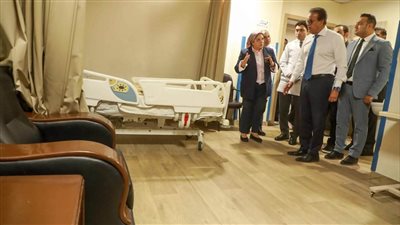 وزير الصحة يتفقد القسم المطور في مستشفى دار الشفاء.. ويوجه بفحص الماموجرام