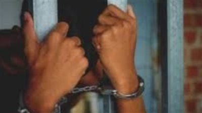القبض على عاطلين بتهمة سرقة قائد سيارة بالإكراه