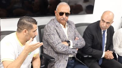 اللواء أشرف نصار يجتمع بلاعبي البنك الأهلي لتحفيزهم قبل مواجهة غزل المحلة