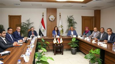وزيرة الإسكان: تكثيف العمل لاستكمال مرافق الأراضي المضافة بالعبور الجديدة