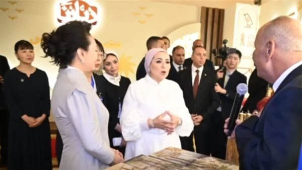 انتصار السيسي توثق جولتها مع قرينة الرئيس الصيني