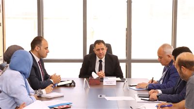 محافظ دمياط يتابع مشروعات تطوير ورفع كفاءة الطرق بنطاق المحافظة 