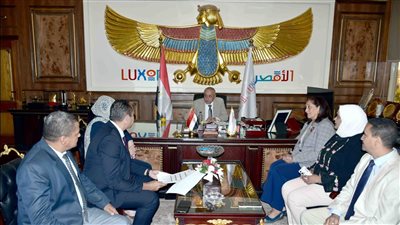 محافظ الأقصر يستعرض نتائج تقييم المشروعات الخضراء الذكية بالديوان العام