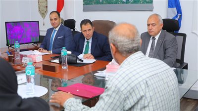 محافظ دمياط يلتقي أهالي كفر البطيخ ويبحث شكواهم ومطالبهم 