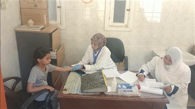 بالصور.. تقديم 1559 خدمة طبية متنوعة خلال قافلة طبية مجانية بالأقصر