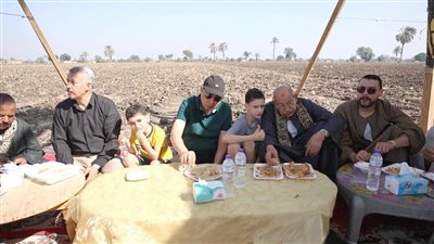 على مائدة واحدة.. محافظ المنيا يشارك مزارعي «البرجاية» الإفطار احتفالًا بعيد الفلاح الـ74 