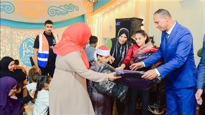 توزيع 130 شنطة أدوات مدرسية على الطلاب ذوي الإعاقة بالأقصر.. صور