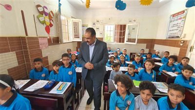 وكيل تعليم الأقصر يتفقد المنشآت التعليمية بمركز إسنا لمتابعة انتظام الدراسة.. صور